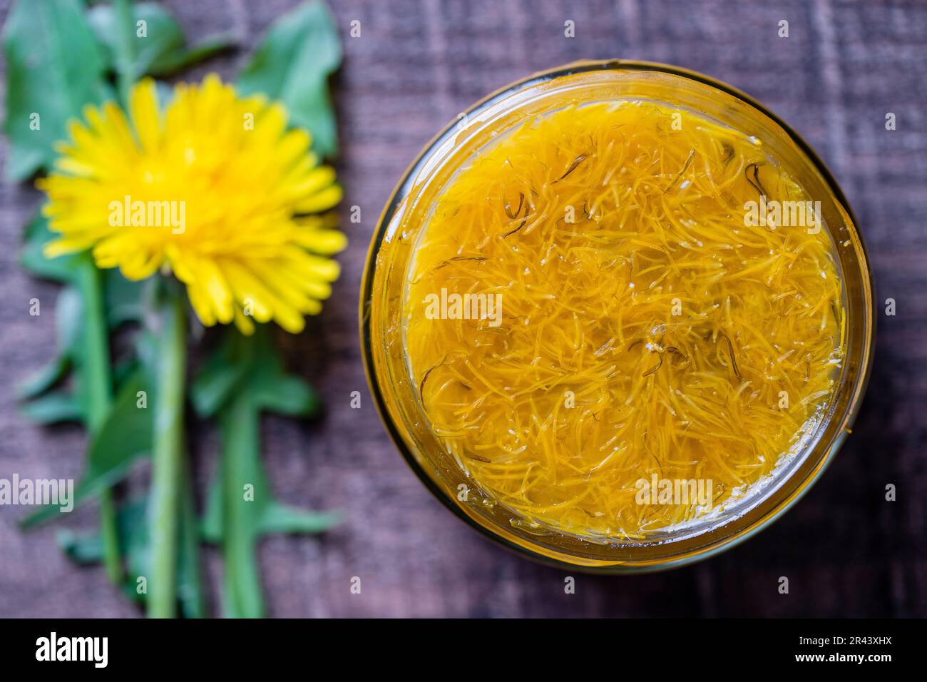 Süße Marmelade im Glasglas Marmelade aus reifen gelben Blütenblättern ...
