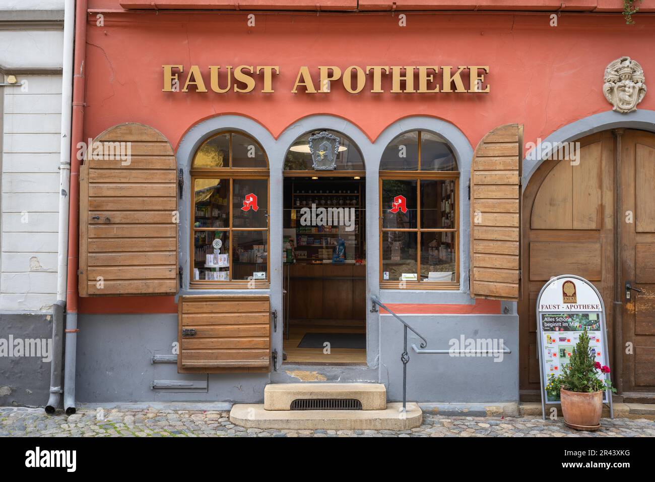 Traditionelle Apotheke in der Altstadt von Staufen, Staufen im Breisgau, Bezirk Breisgau-Hochschwarzwald, Schwarzwald, Baden-Württemberg, Deutschland Stockfoto