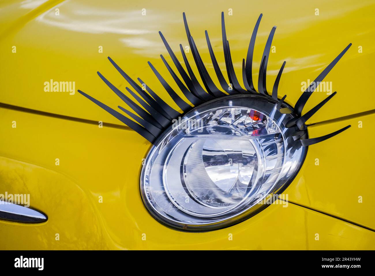 Hell gefärbt Auto, bemalt mit großen Lippen und Wimpern, Las Vegas, Nevada,  USA Stockfotografie - Alamy