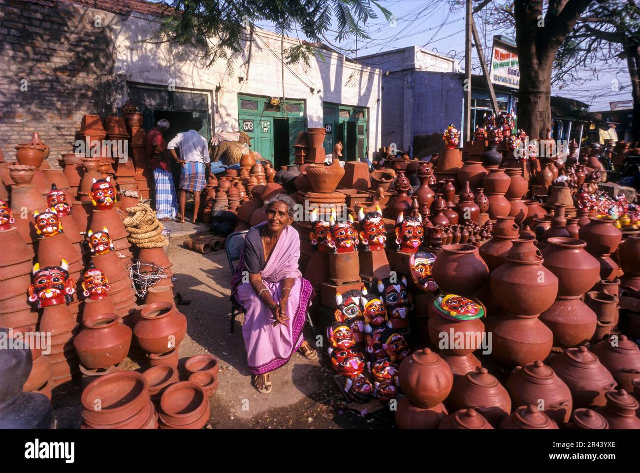 Eine alte Frau, die Terrakotta-Töpfe in Coimbatore, Tamil Nadu, Südindien, Indien, Asien verkauft Stockfoto