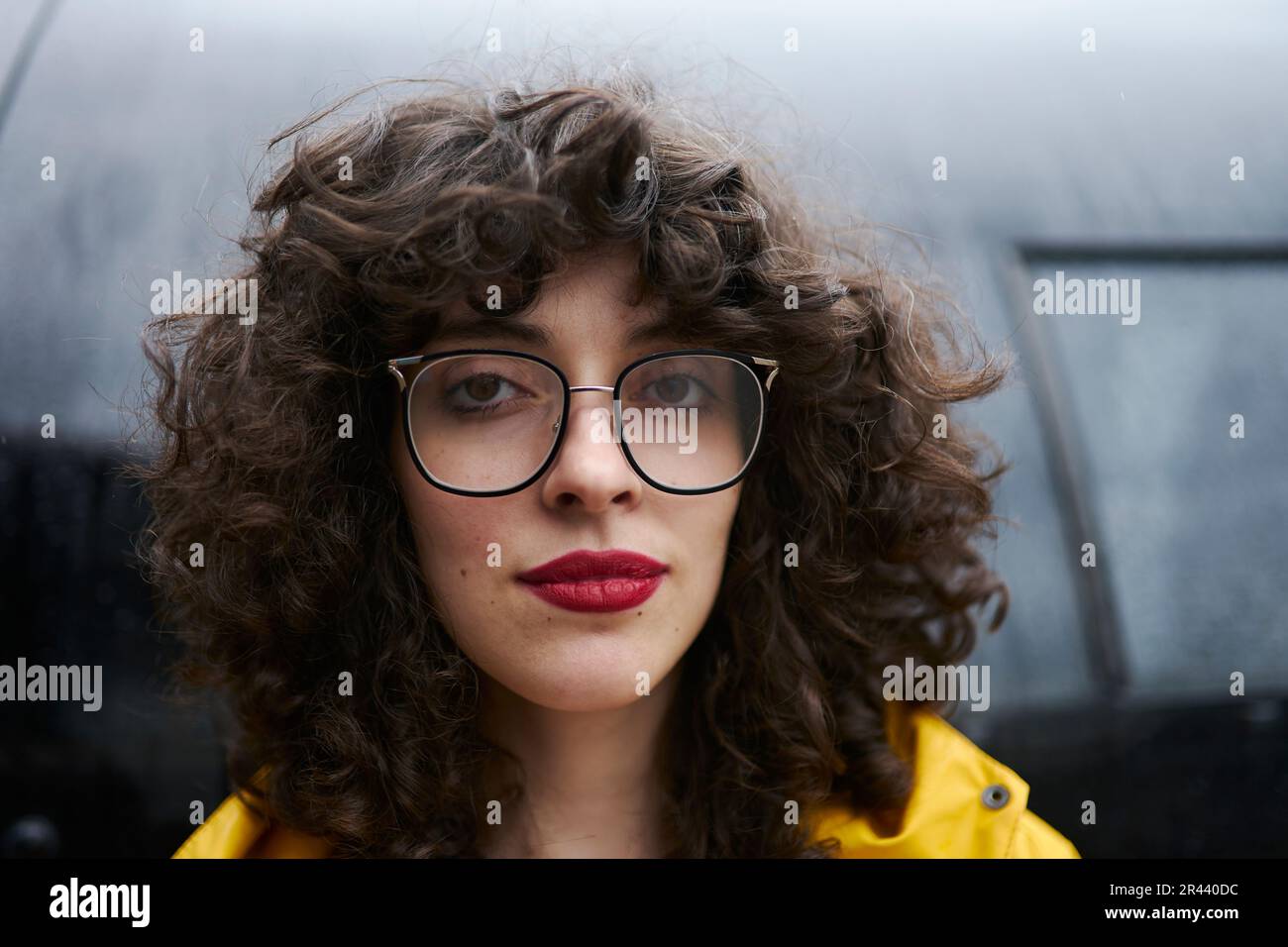 Porträt einer lockigen Frau mit rotem Lippenstift Stockfoto
