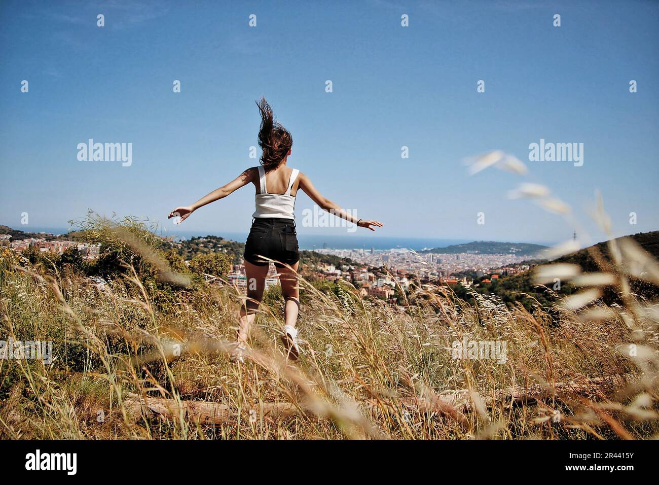 Ein Mädchen, das auf den Berg springt. Stockfoto