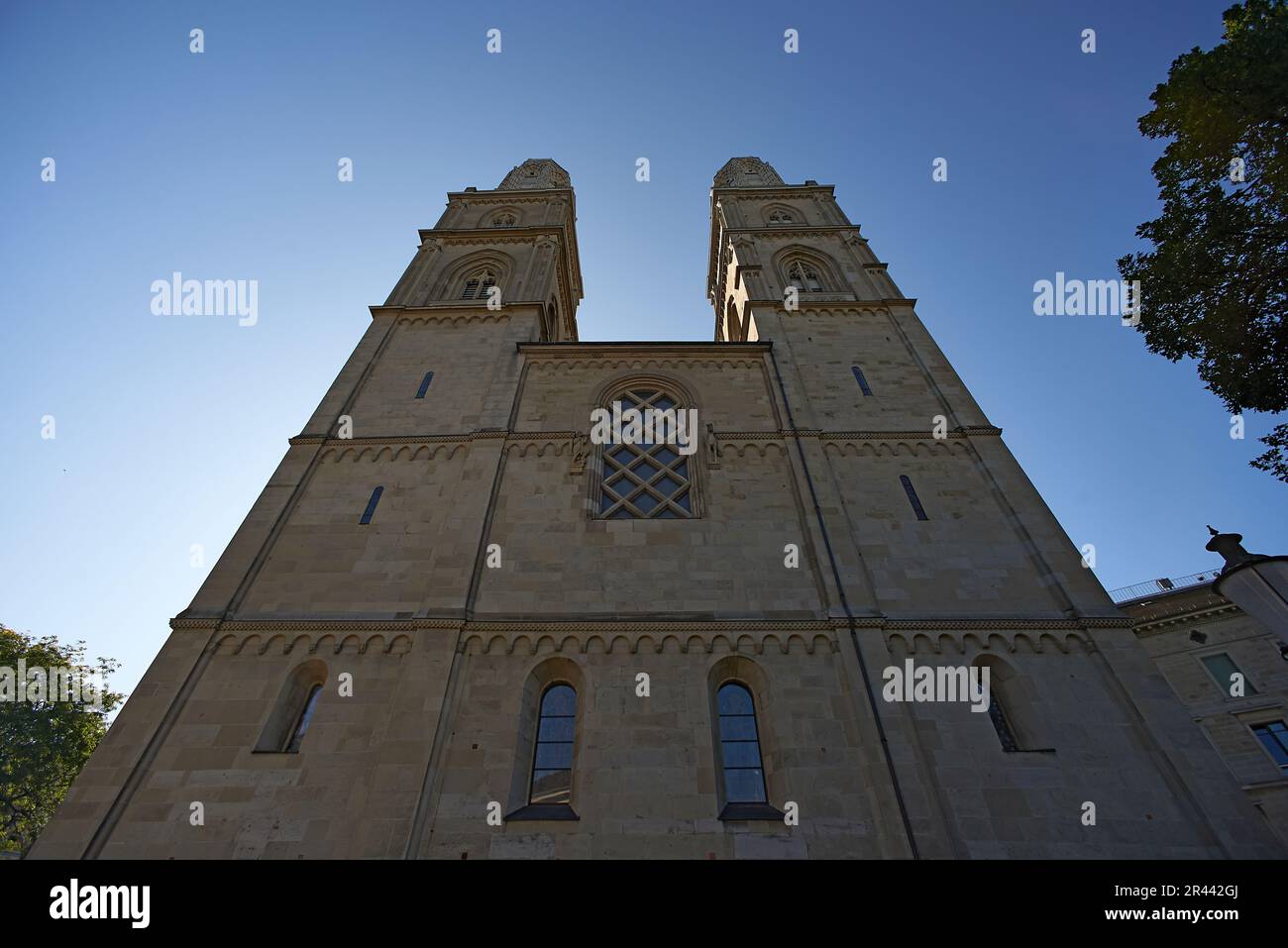 Kleiner Winkel der Fraumunster-Kirche in heller Sommersonne Stockfoto