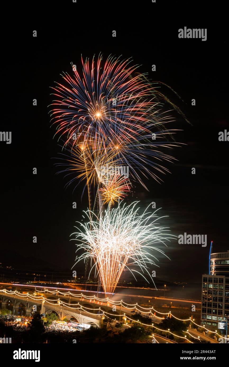 Feuerwerk über der Brücke bei Nacht Stockfoto