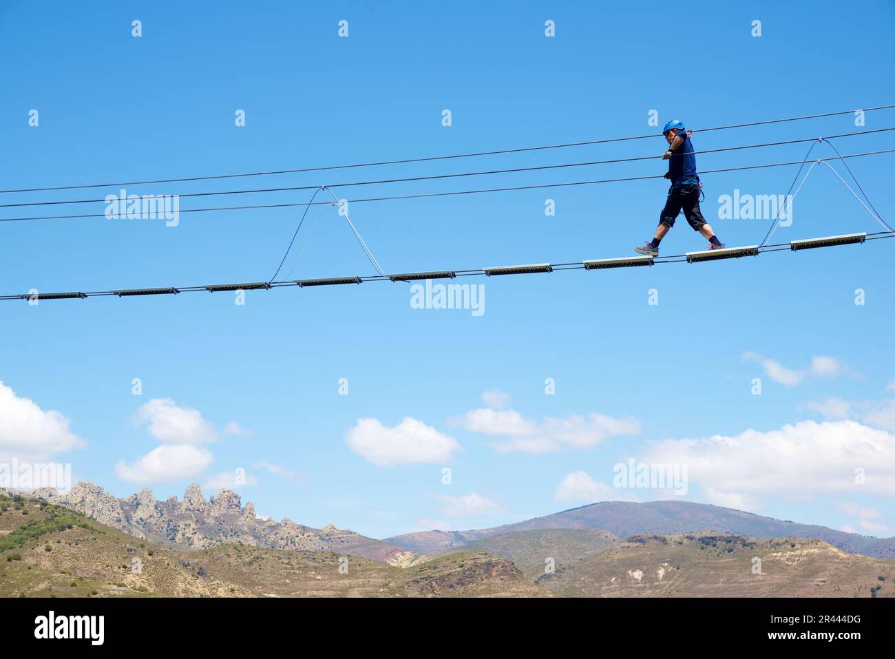 Überquerung einer tibetischen Brücke beim Klettern über die Ferrata in Spanien Stockfoto