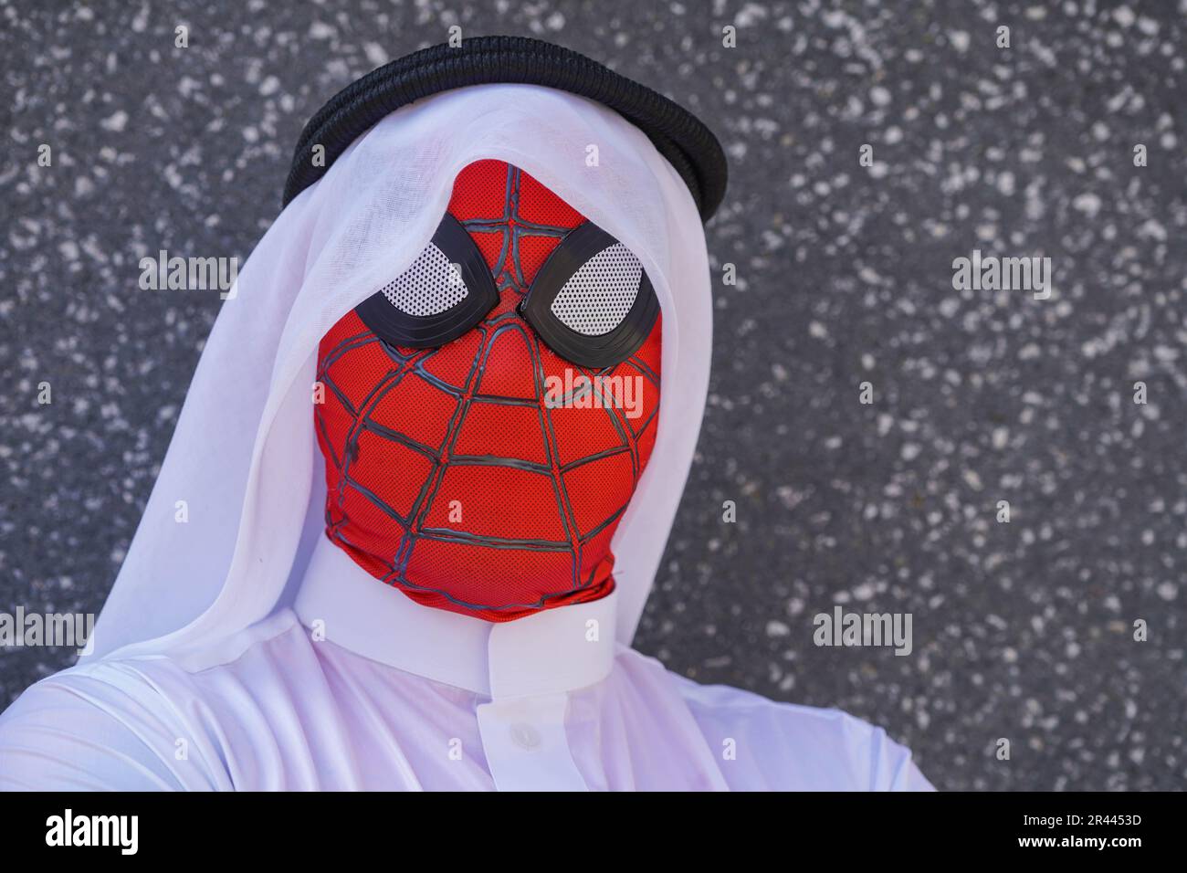London UK. Am 26. Mai 2023 War Ein Fan als Arab Spiderman verkleidet. Fans, die Comicfiguren ihrer Superhelden tragen, besuchen das jährliche MCM-Comicon. Die MCM Comic con Convention konzentriert sich auf Videospiele, Science-Fiction, Cosplay und populäre Medien und findet ab dem 26-28. Mai drei Tage lang im Excel Center in London Docklands Credit: amer ghazzal/Alamy Live News statt Stockfoto