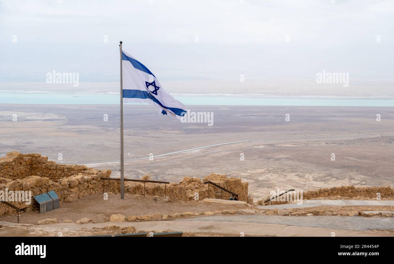 Isreali-Flagge im Masada-Nationalpark Judaeanische Wüste, Southern Di Stockfoto