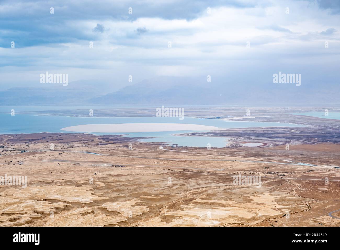 Blick auf die jüdische Wüste und das Tote Meer. Südlicher Bezirk, Israel. Stockfoto