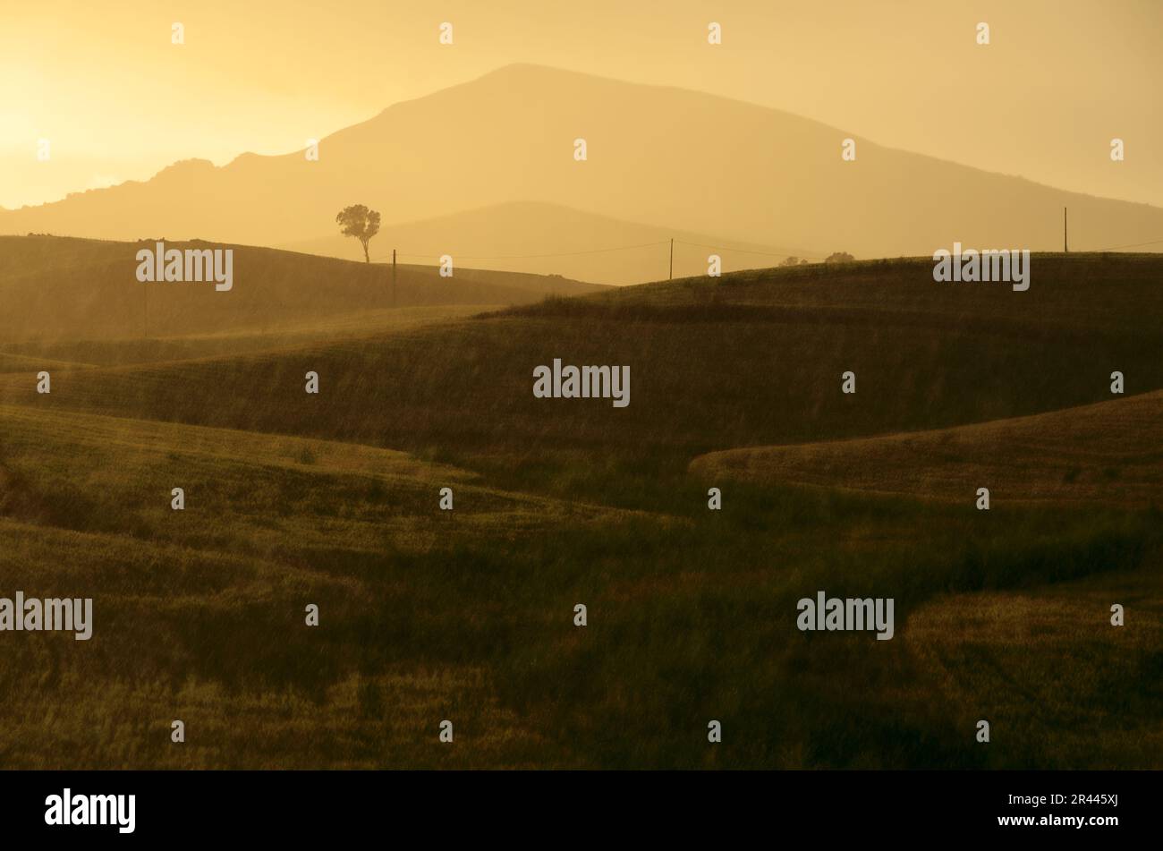 Sonnig und regnerisch in der Frühlingslandschaft von Sizilien, Italien Stockfoto