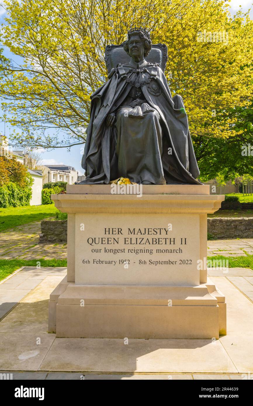 Statue von Königin Elizabeth II., Elizabeth Gardens in Gravesend Kent an einem Frühlingstag Stockfoto