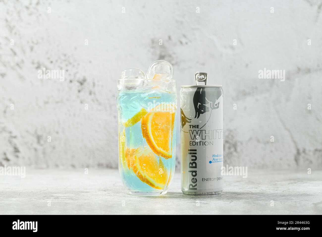 Antalya, Türkei - 10. Mai 2023 : Red Bull White Edition, das neue Produkt der Marke Red Bull Energy Drink Stockfoto