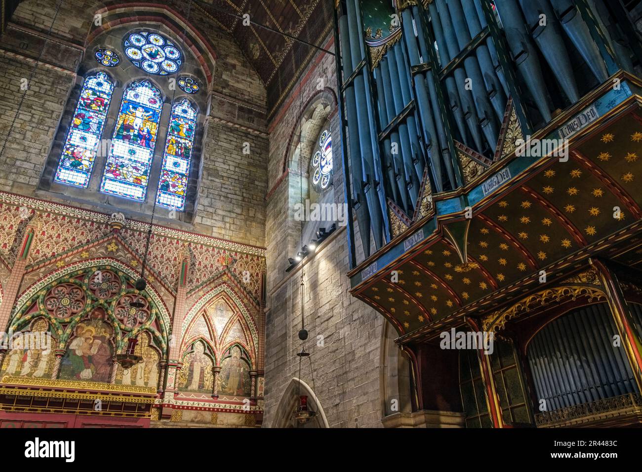 Orgel und Ostfenster, Kirche St. Martin auf dem Hügel, Scarborough, North Yorkshire Stockfoto