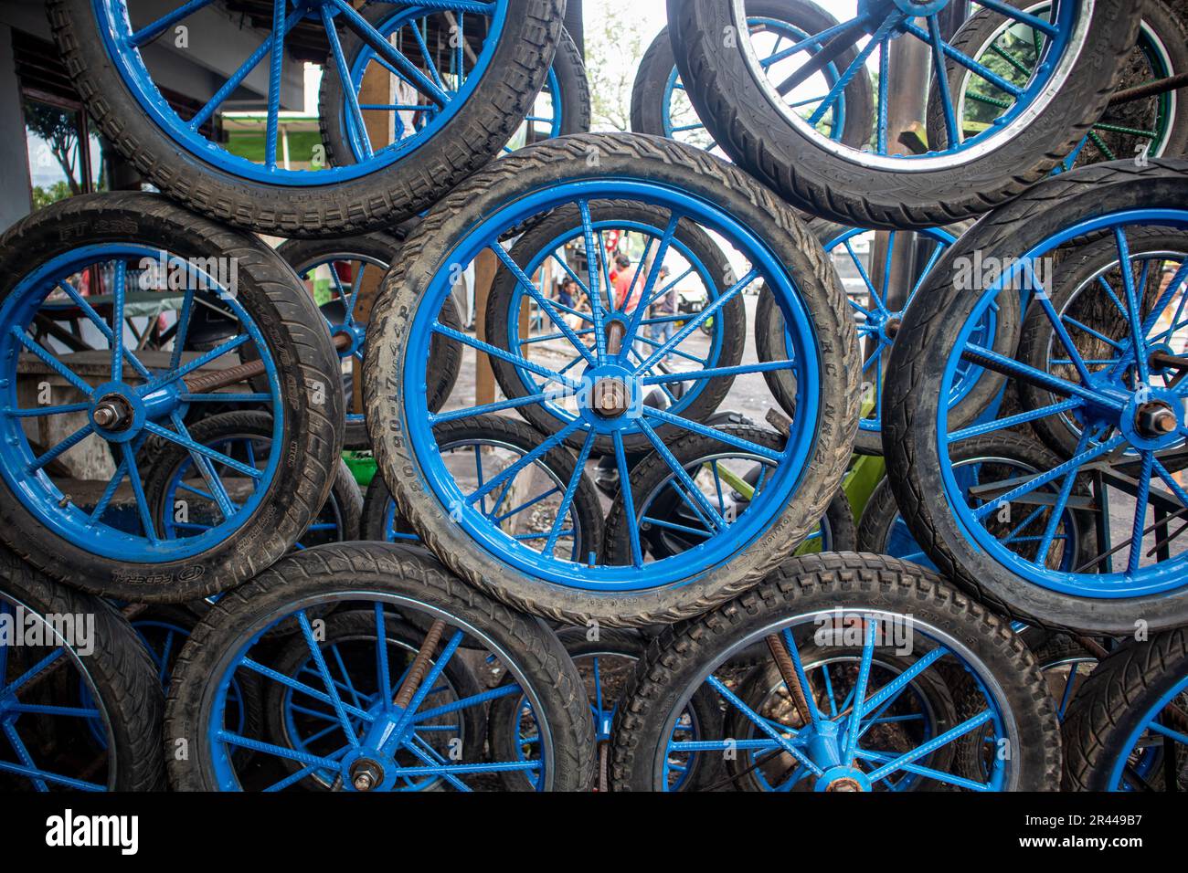 Ein Haufen Räder aus Schrott Stockfoto
