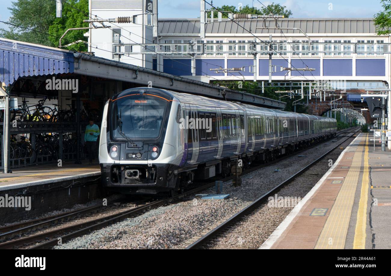 Ein Elizabeth Line (Crossrail) Zug am Bahnhof Twyford auf der Great Western Mainline zwischen London und Reading. Stockfoto