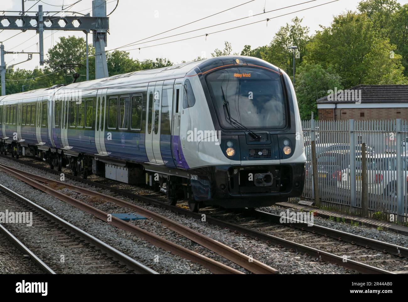 Ein Elizabeth Line (Crossrail)-Zug auf der Great Western Mainline zwischen London und Reading. Stockfoto