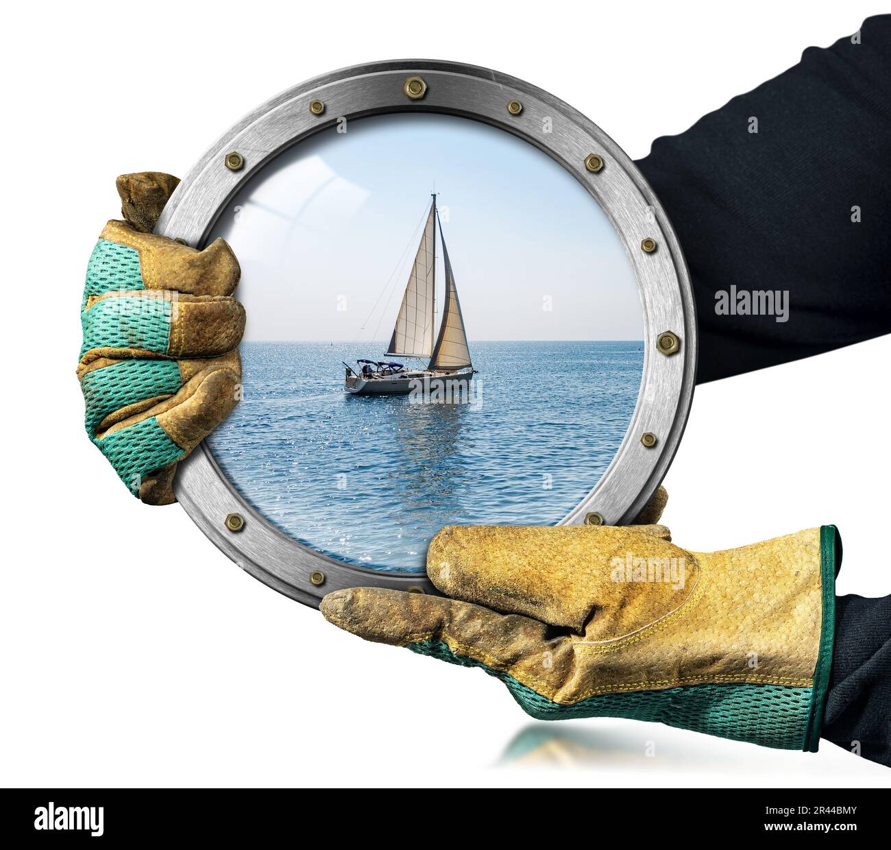 Zwei Hände mit Schutzhandschuhen halten ein Bullauge aus Metall mit einem weißen Segelboot in Bewegung im blauen Mittelmeer, Ligurien, Italien, Europa. Stockfoto