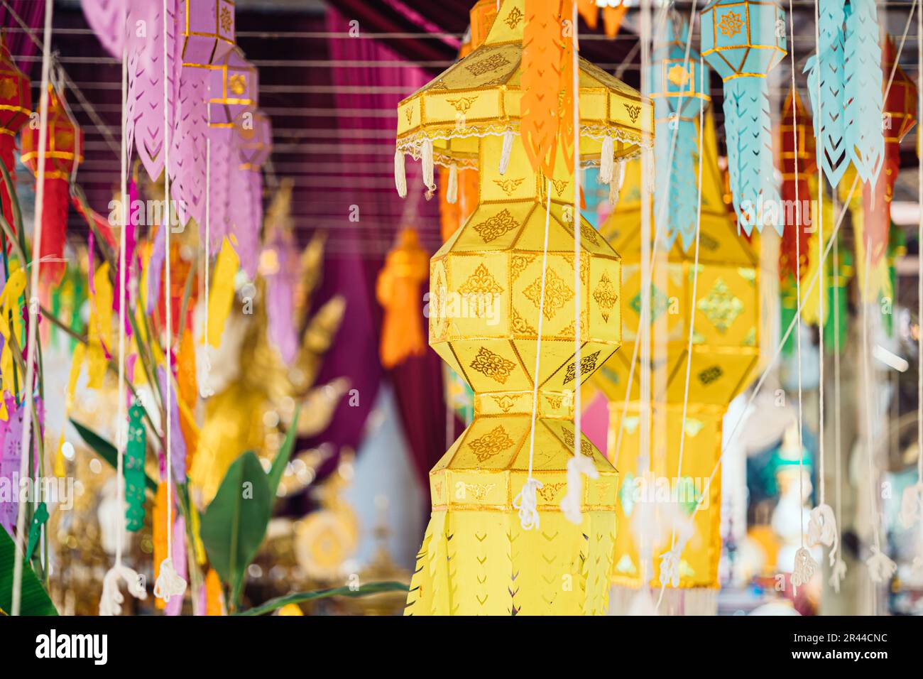 Yipeng Northern Thai Kultur hängende Laternen Papierlampe wunderschönes farbenfrohes traditionelles Lanna Festival im Tempel. Stockfoto