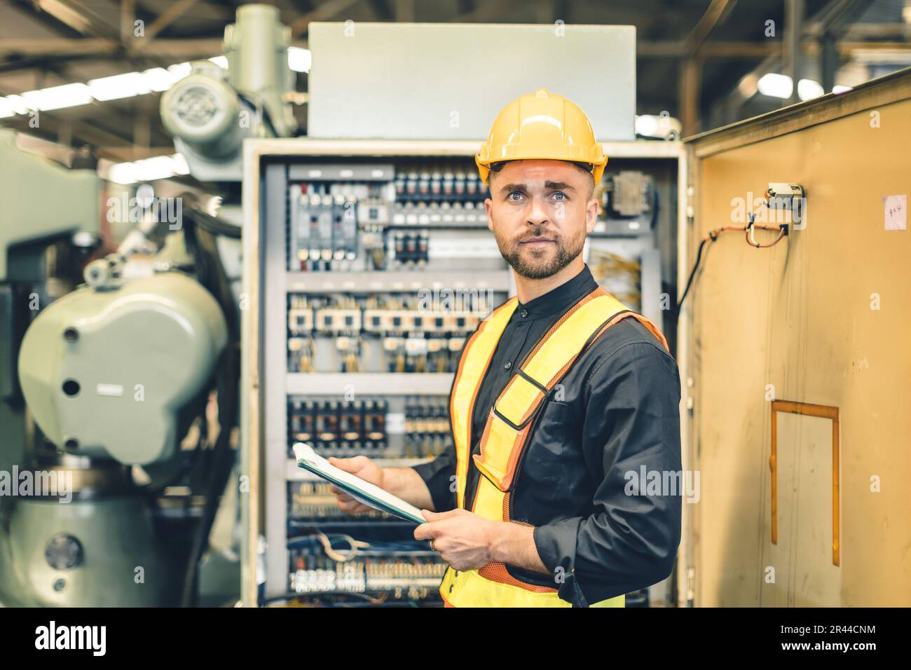 Elektroingenieur, männlich, Wartung, Hochspannungs-Schaltschrank für elektrische Maschinen Stockfoto