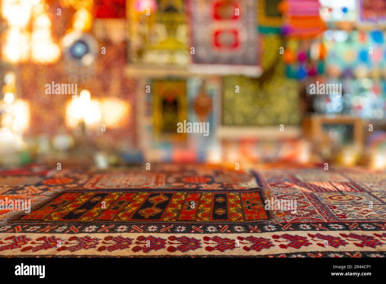Teppich und Laterne des Großen Bazars in Istanbul verschwimmen Dekorationsmontagen für Werbetexte. Stockfoto