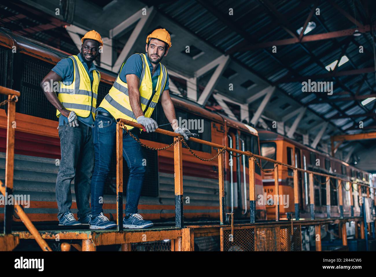 Technische Techniker, die sich in den Reparaturwerkstätten für Diesellokomotiven entspannen Stockfoto