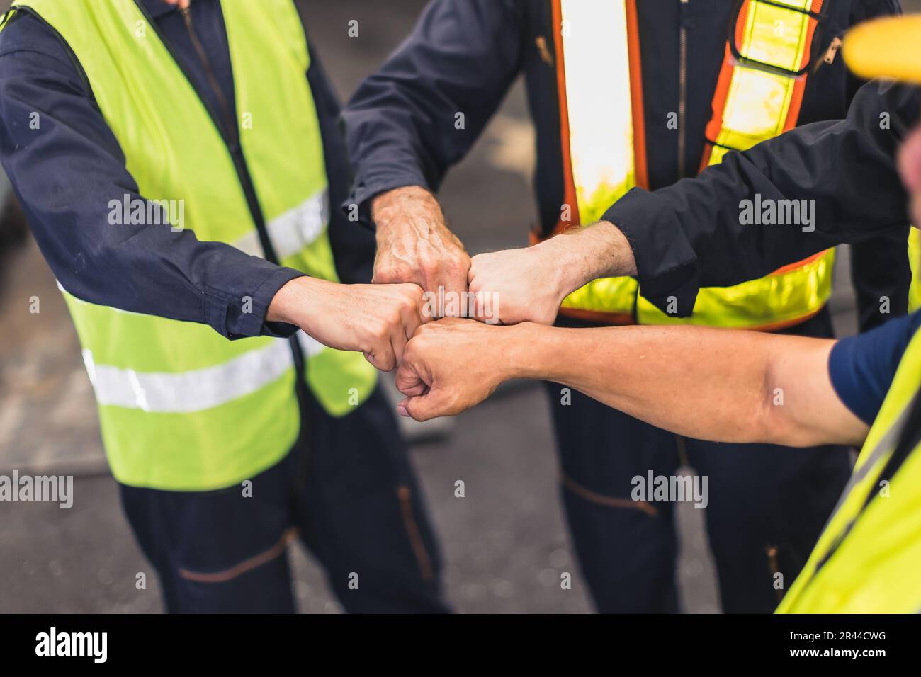 Ingenieure Teamarbeiter, die Hand zusammenstoßen, um eine starke Teamarbeit zu ermöglichen Stockfoto
