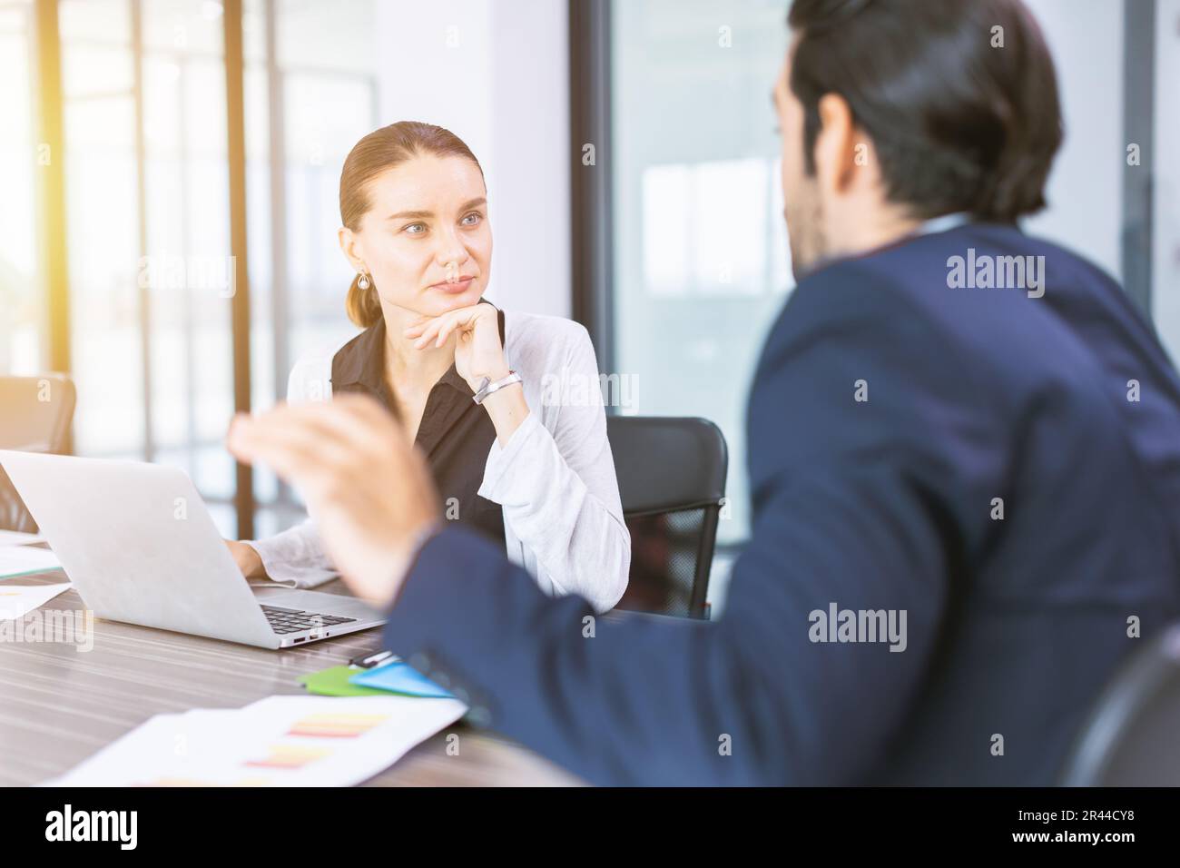 Eine Geschäftsfrau, die arbeitet. Besprechung des Business-Teams Gespräch im Besprechungsraum des Büros Stockfoto