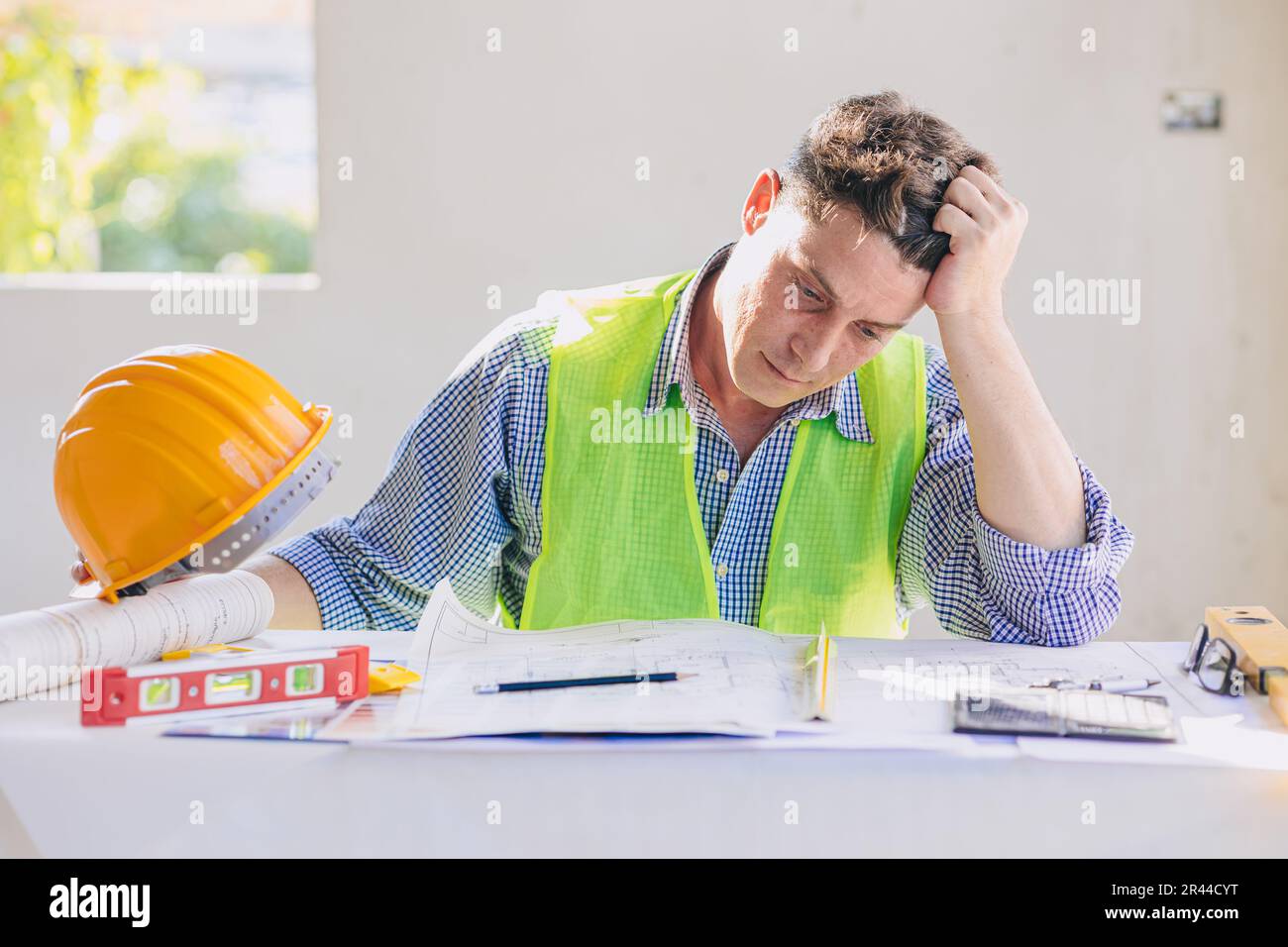 Stressproblem Bauingenieur Bauingenieur Architekt harte Arbeit für Planentwurf Stockfoto