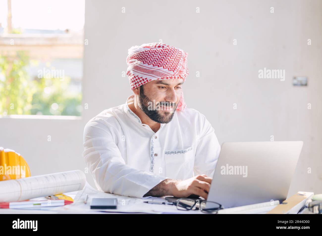 Moslem Arab Business Männlicher Ingenieur Architekt Projektmanager Happy Working At Construction Site Stockfoto