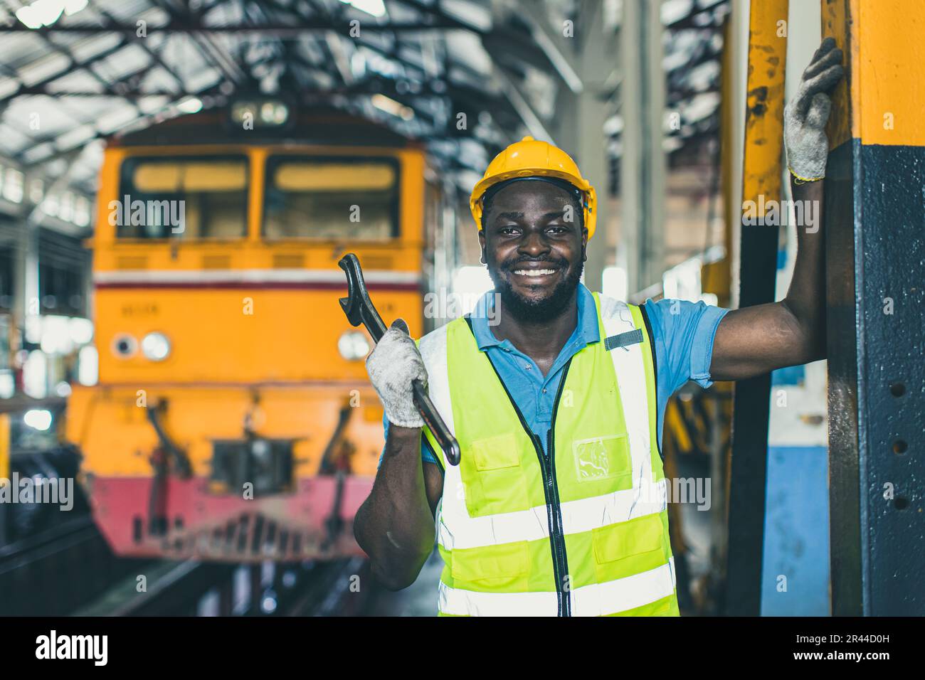 Glücklicher afrikanischer schwarzer Arbeiter, männlicher Arbeiter, der in der Schwerindustrie arbeitet, Zug-Service-Personal, lächelnd Porträt. Stockfoto