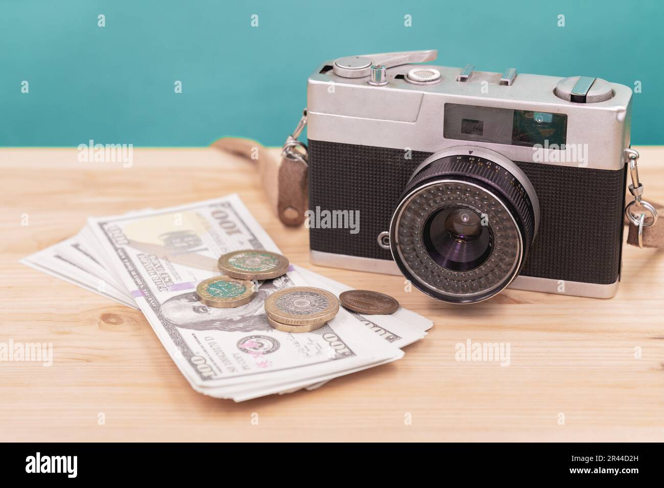 Oldtimer-Kamera mit gefälschtem Geld zum Verkaufen von Fotos oder Aktienbildfotografen Business Career Konzept Stockfoto