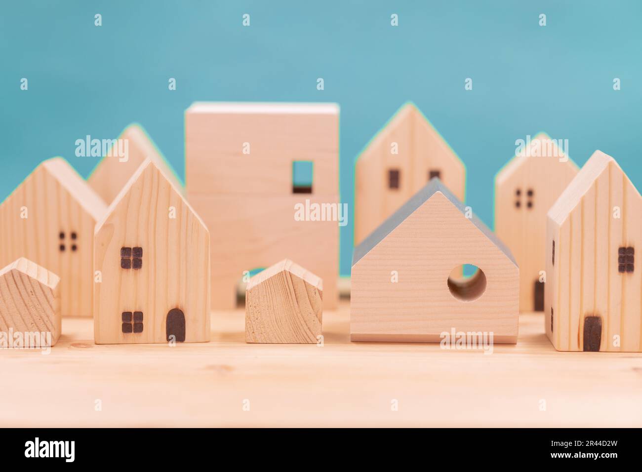 Dorfhaus Holzfigur für Stadtkonzept. Kleines Haus-Holzmodell als Hintergrund Stockfoto