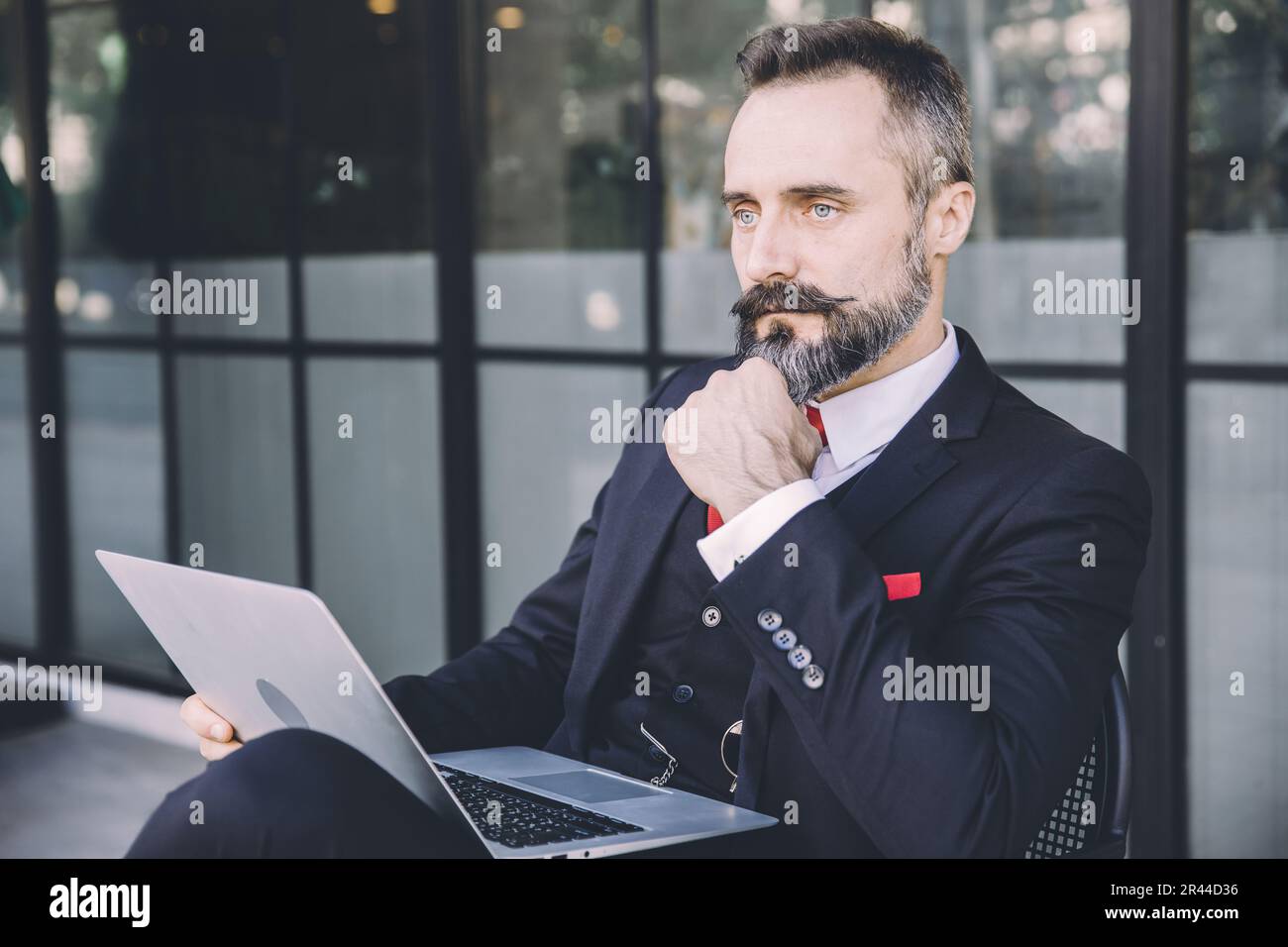 Geschäftsmann Hispanic Latin Indian Erwachsener männlicher Schnurrbart und intelligenter Bart mit Laptop im Freien Stockfoto