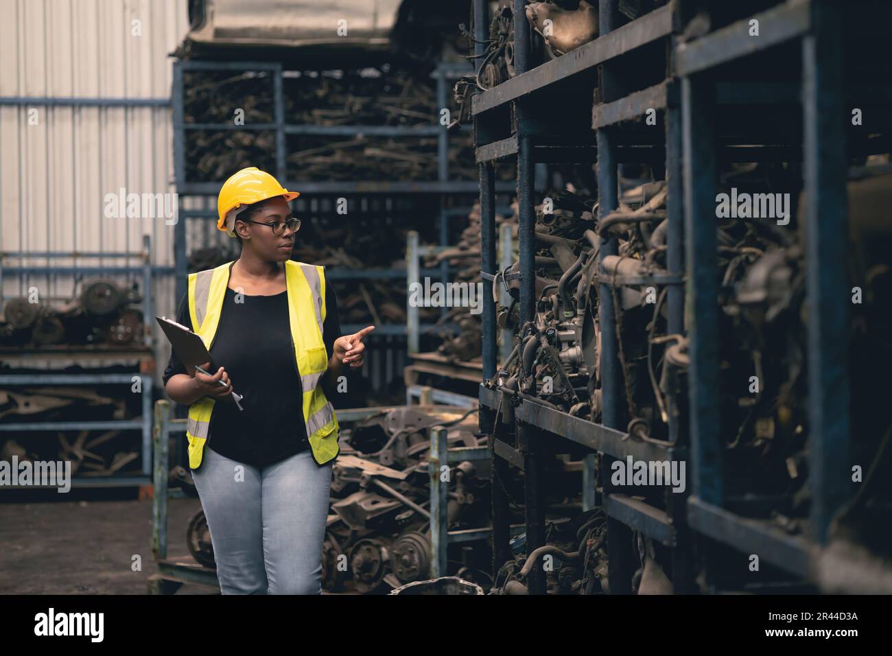 Schwarzafrikanische Ingenieurinnen, die im Lager für Maschinenteile in der Fabrikindustrie arbeiten. Stockfoto