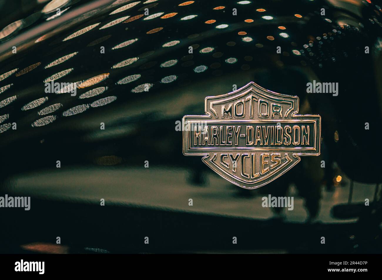 Closeup Harley Davinson Motocycle USA Logo-Symbol Metallabzeichen auf dem Kraftstofftank des Chopper für Tapeten. 20. Mai 2023.Bangkok, Thailand. Stockfoto