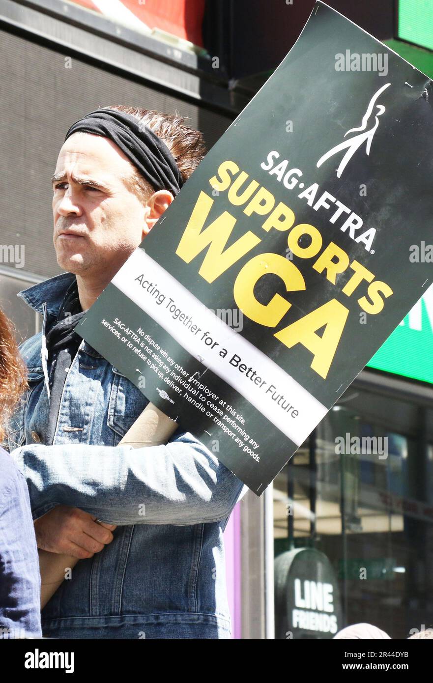 New York, New York, USA. 25. Mai 2023. Colin Farrell unterstützt die Writers Guild of America bei einem Streik vor dem Paramount Global Building am Times Square in New York City am 25. Mai 2023. Kredit: Rw/Media Punch/Alamy Live News Stockfoto