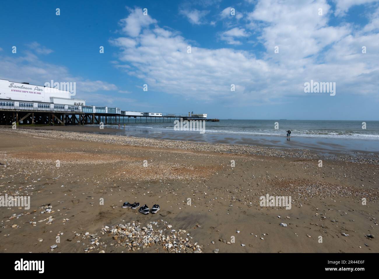 Paddeln, Schuhe am Strand, Sandown Beach und Pier, Sandown Bay, Isle of Wight, Großbritannien Stockfoto
