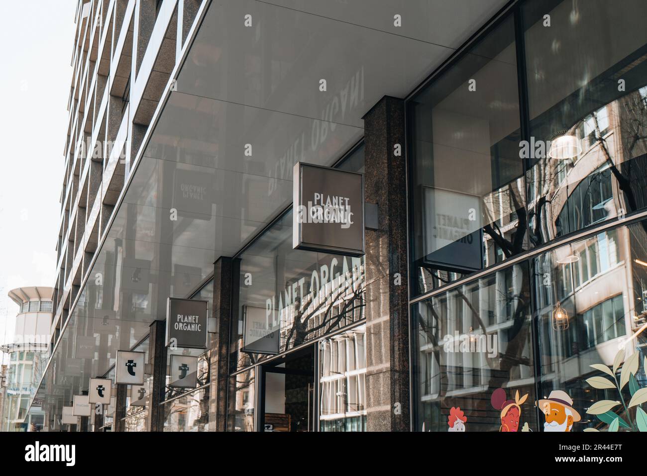 London, Großbritannien - 13. April 2023: Namensschild am Eingang des Planet Organic Store in der Tottenham Court Road. Einst Großbritanniens größter vollständig zertifizierter Bio-Supe Stockfoto