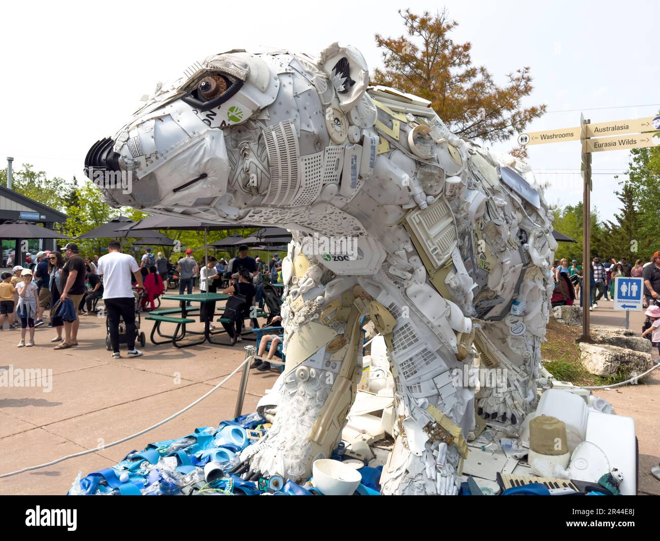 Eine Statue im Stil eines Eisbären im Zoo von Toronto. Die Kunstwerke bestehen aus recycelten Kunststoffgegenständen. Stockfoto