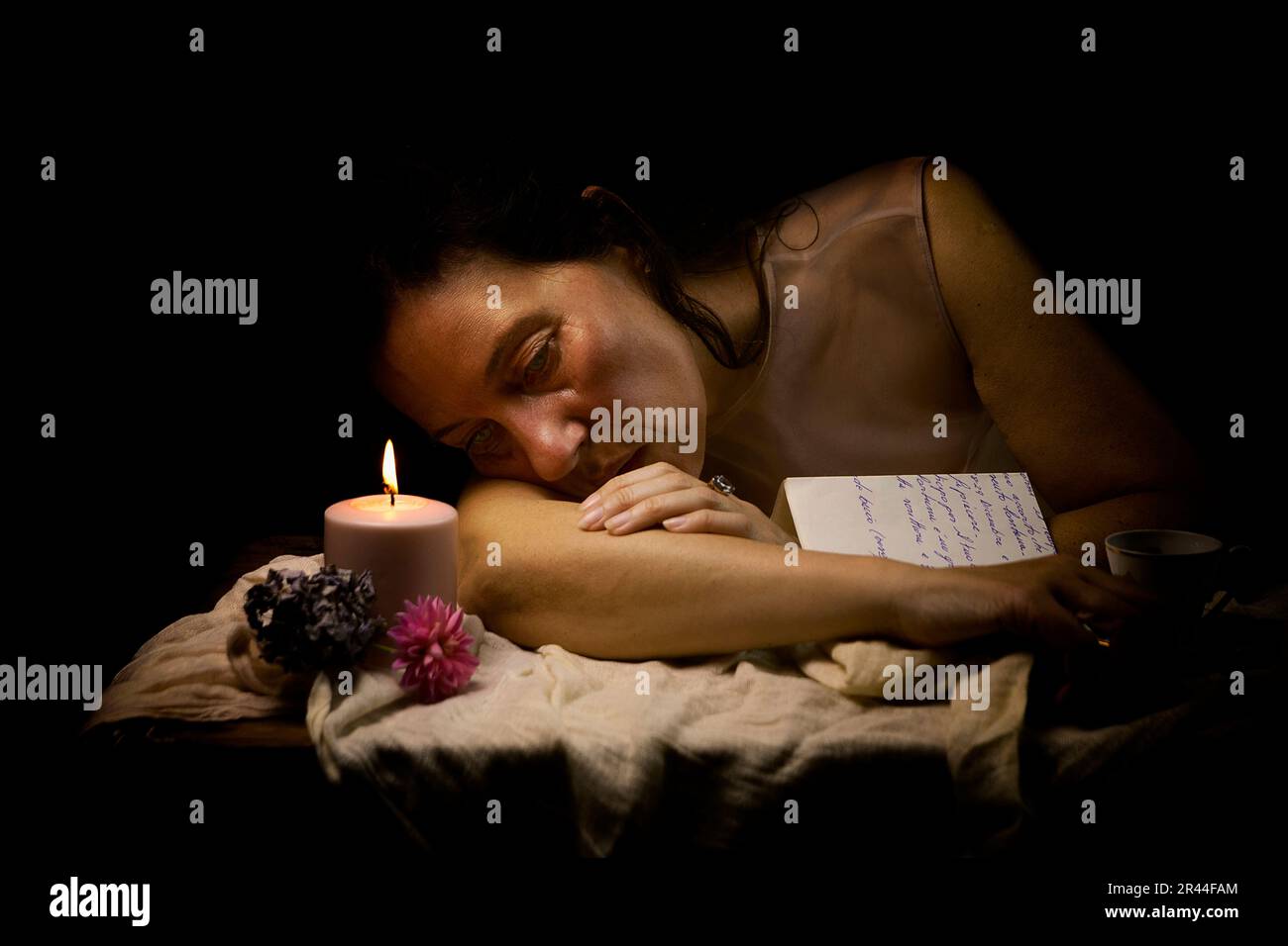 Eine Frau in romantischer Einstellung, die einen Liebesbrief II liest Stockfoto