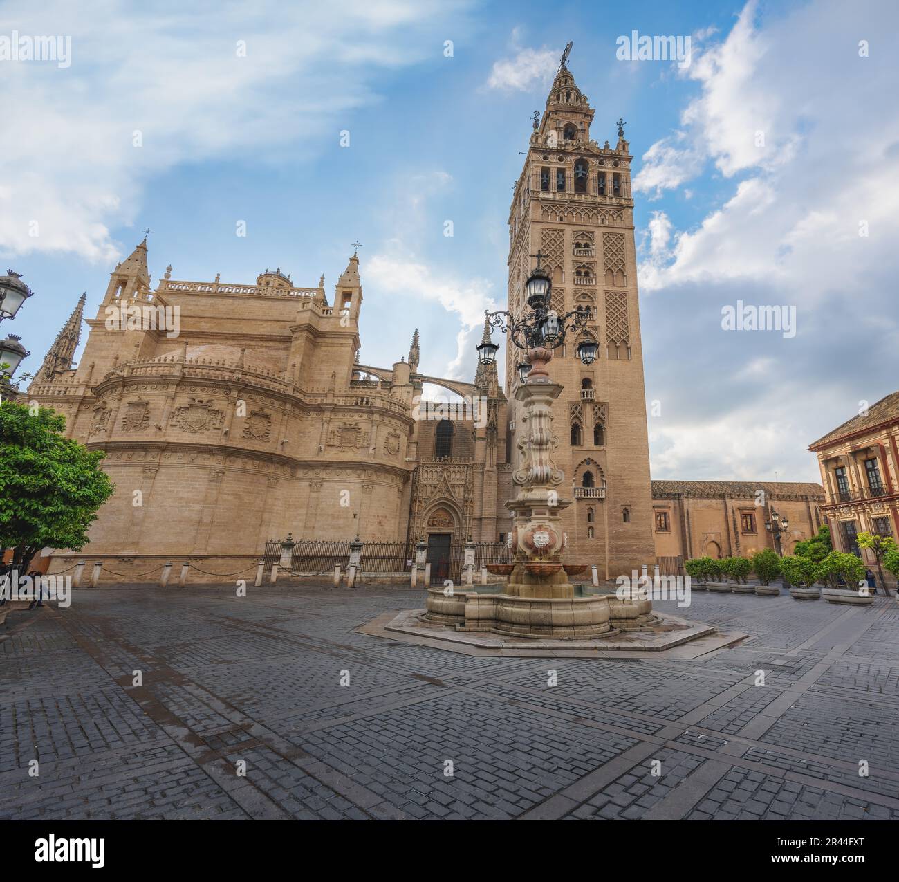 Kathedrale von Sevilla am Plaza Virgen de Los Reyes Square - Sevilla, Andalusien, Spanien Stockfoto