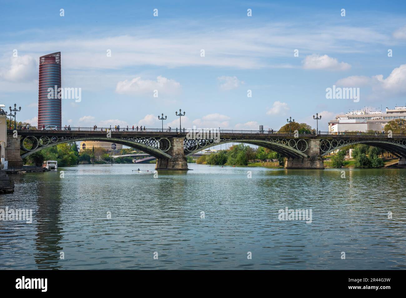 Triana-Brücke (Puente de Triana) am Fluss Guadalquivir und Sevilla-Turm (Torre Sevilla) - Sevilla, Andalusien, Spanien Stockfoto