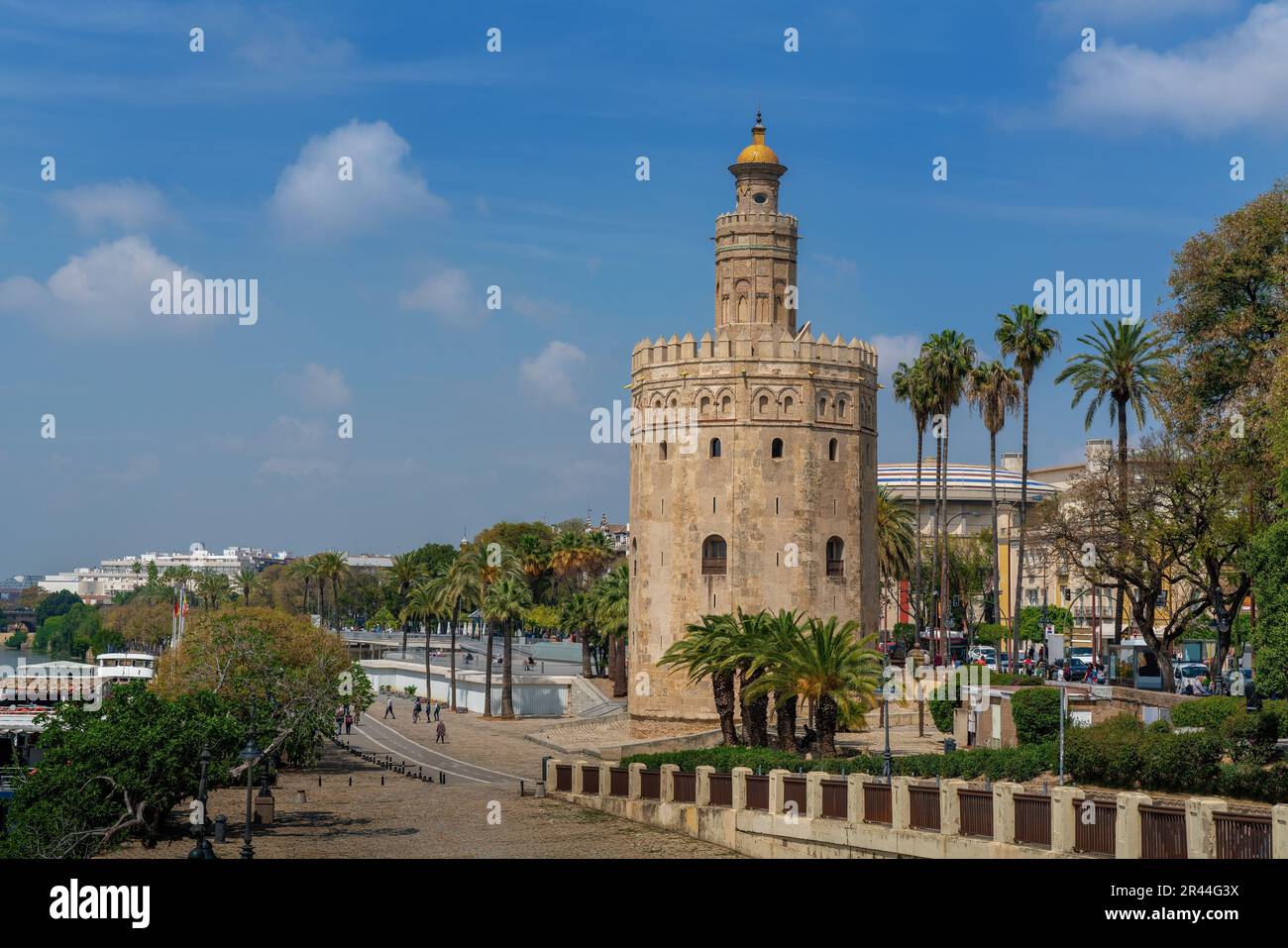Torre del Oro (Goldener Turm) am Fluss Guadalquivir - Sevilla, Andalusien, Spanien Stockfoto