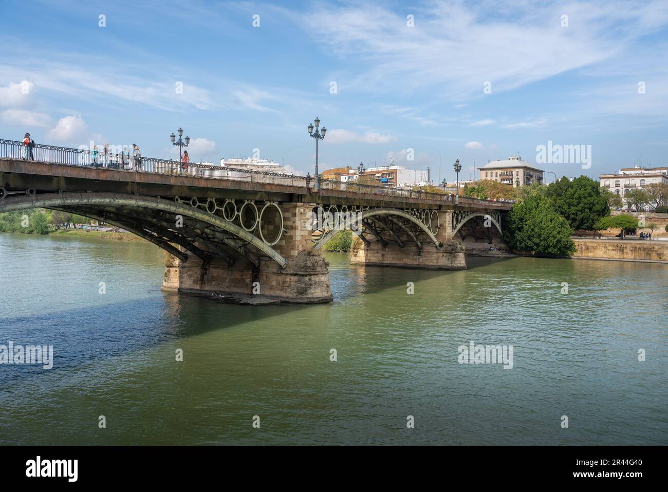 Triana-Brücke (Puente de Triana) am Fluss Guadalquivir - Sevilla, Andalusien, Spanien Stockfoto