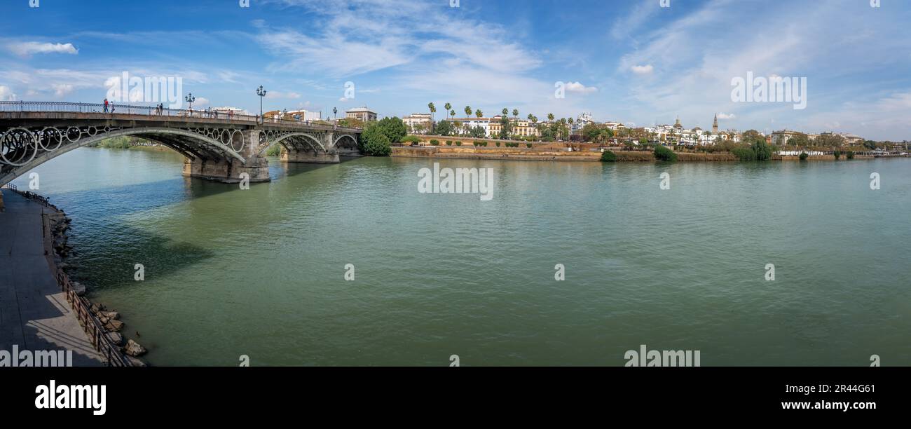 Panoramablick auf den Fluss Guadalquivir mit Triana-Brücke (Puente de Triana) - Sevilla, Andalusien, Spanien Stockfoto