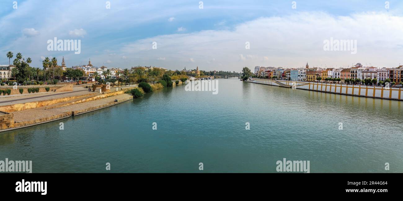 Panoramablick auf den Fluss Guadalquivir mit Triana und Torre del Oro (Goldener Turm) - Sevilla, Andalusien, Spanien Stockfoto