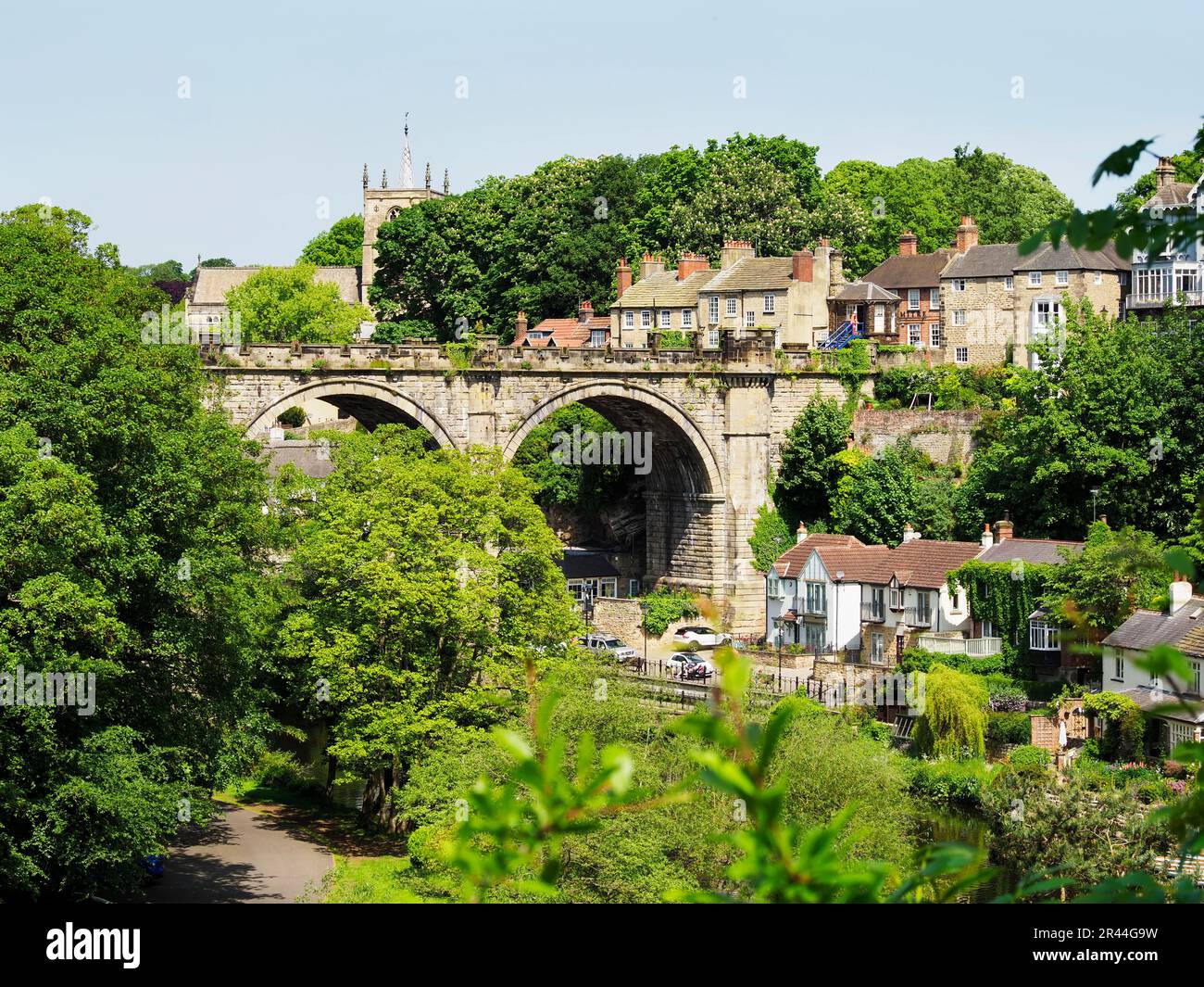 Eisenbahnviadukt über den Fluss Nidd vom überraschenden Blick auf den Burggraben in Knaresborough North Yorkshire England Stockfoto