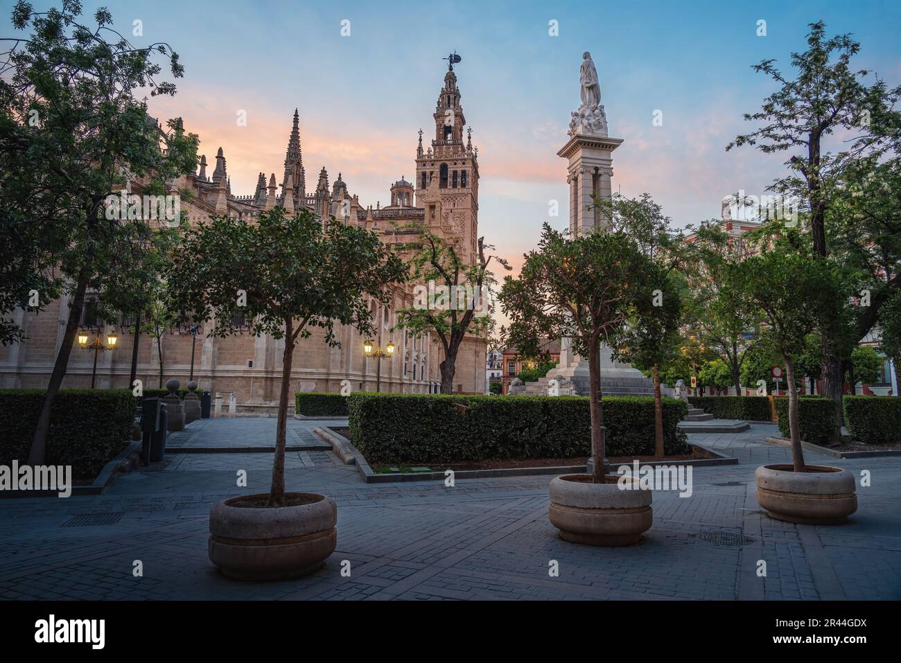Plaza del Triunfo mit Kathedrale von Sevilla und Denkmal für die unbefleckte Empfängnis bei Sonnenuntergang - Sevilla, Andalusien, Spanien Stockfoto