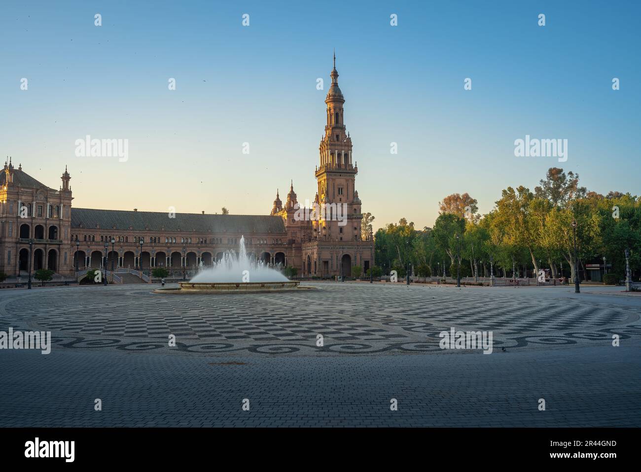 Plaza de Espana mit Brunnen und Südturm - Sevilla, Andalusien, Spanien Stockfoto