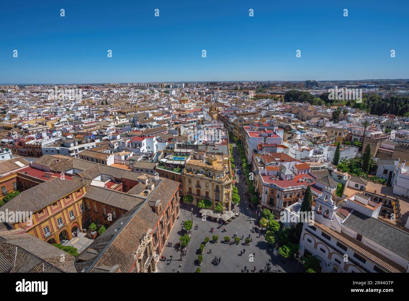 Blick aus der Vogelperspektive auf Sevilla und Plaza Virgen de Los Reyes Square - Sevilla, Andalusien, Spanien Stockfoto
