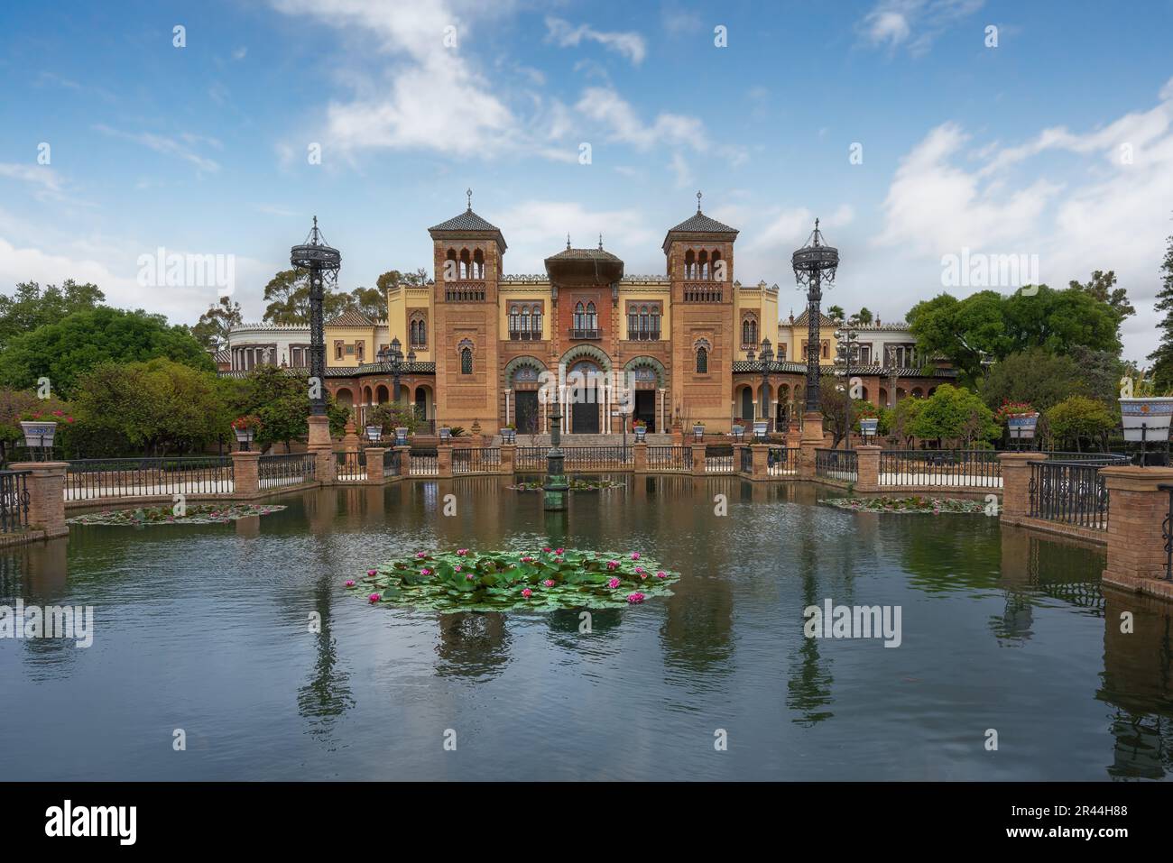 Plaza de America Central Pond und Mudejar Pavillon im Maria Luisa Park - Sevilla, Andalusien, Spanien Stockfoto